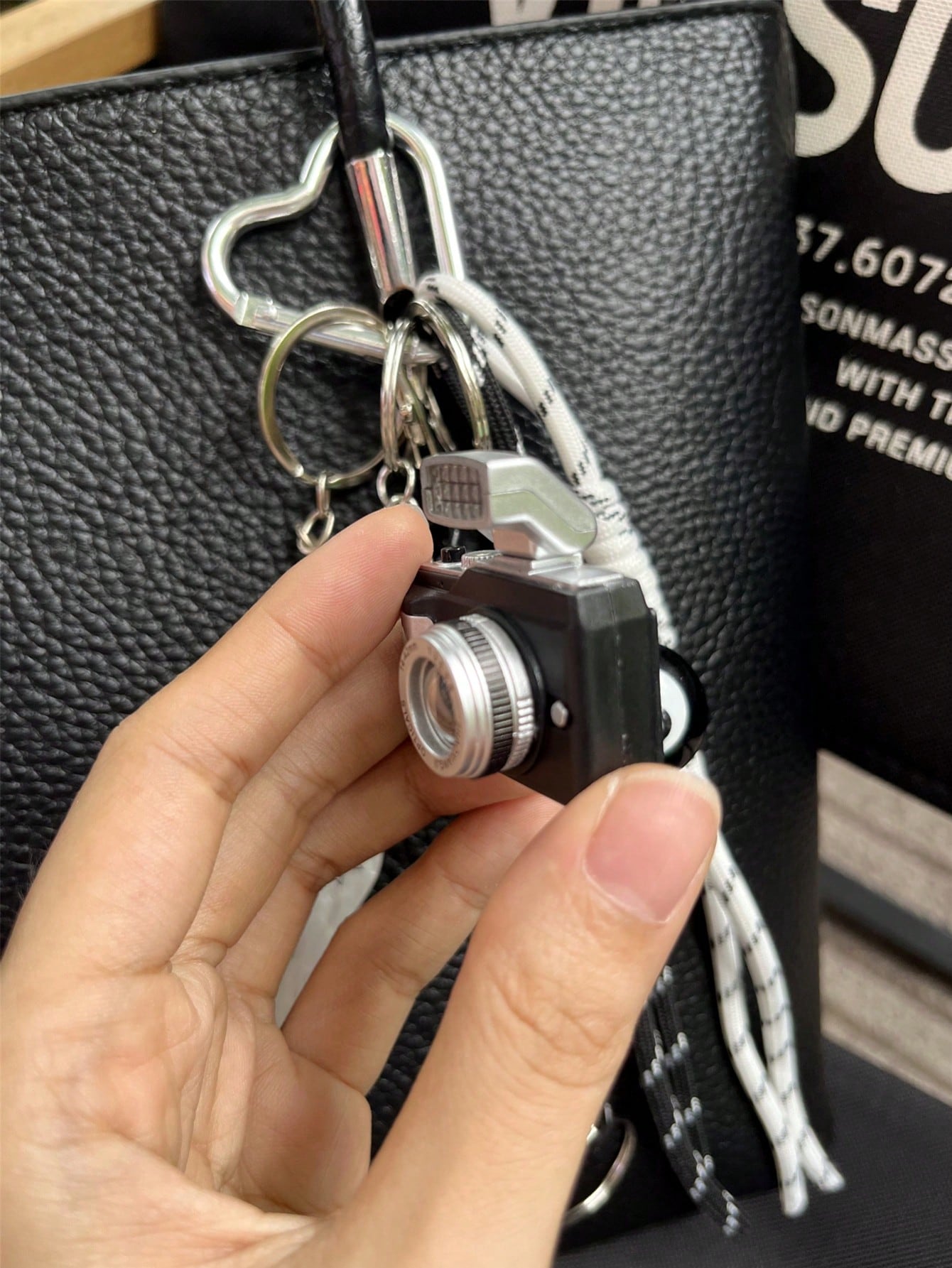 Retro Mini Camera Keychain Wit - Vintage Collectible Figures avis et prix